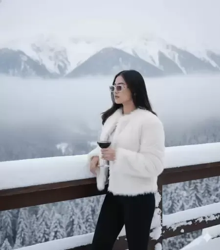 Kadın Enjoys Snowy View